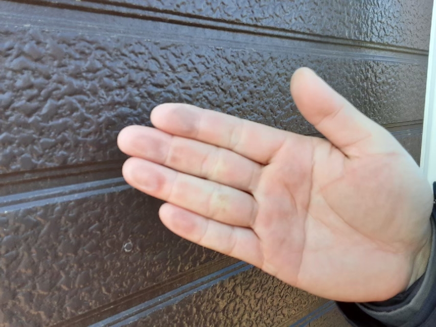 チョーキングで手に付着しました